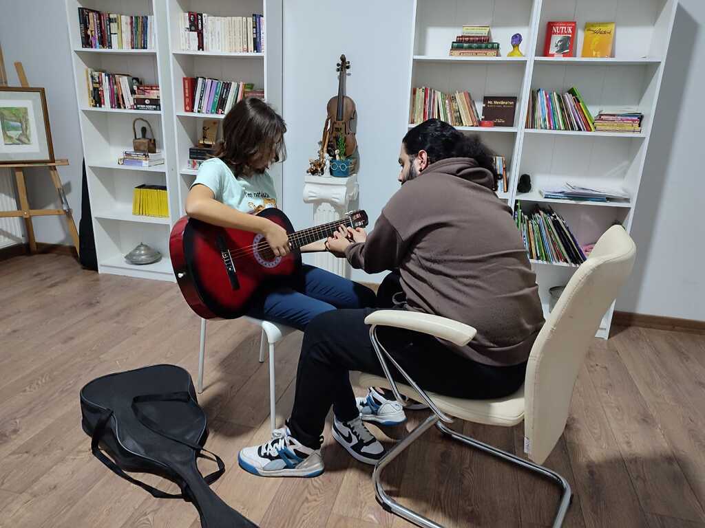 Çekmeköy'de Gitar Kursu Fırsatı Ressam Anne Sanatseverleri Bekliyor